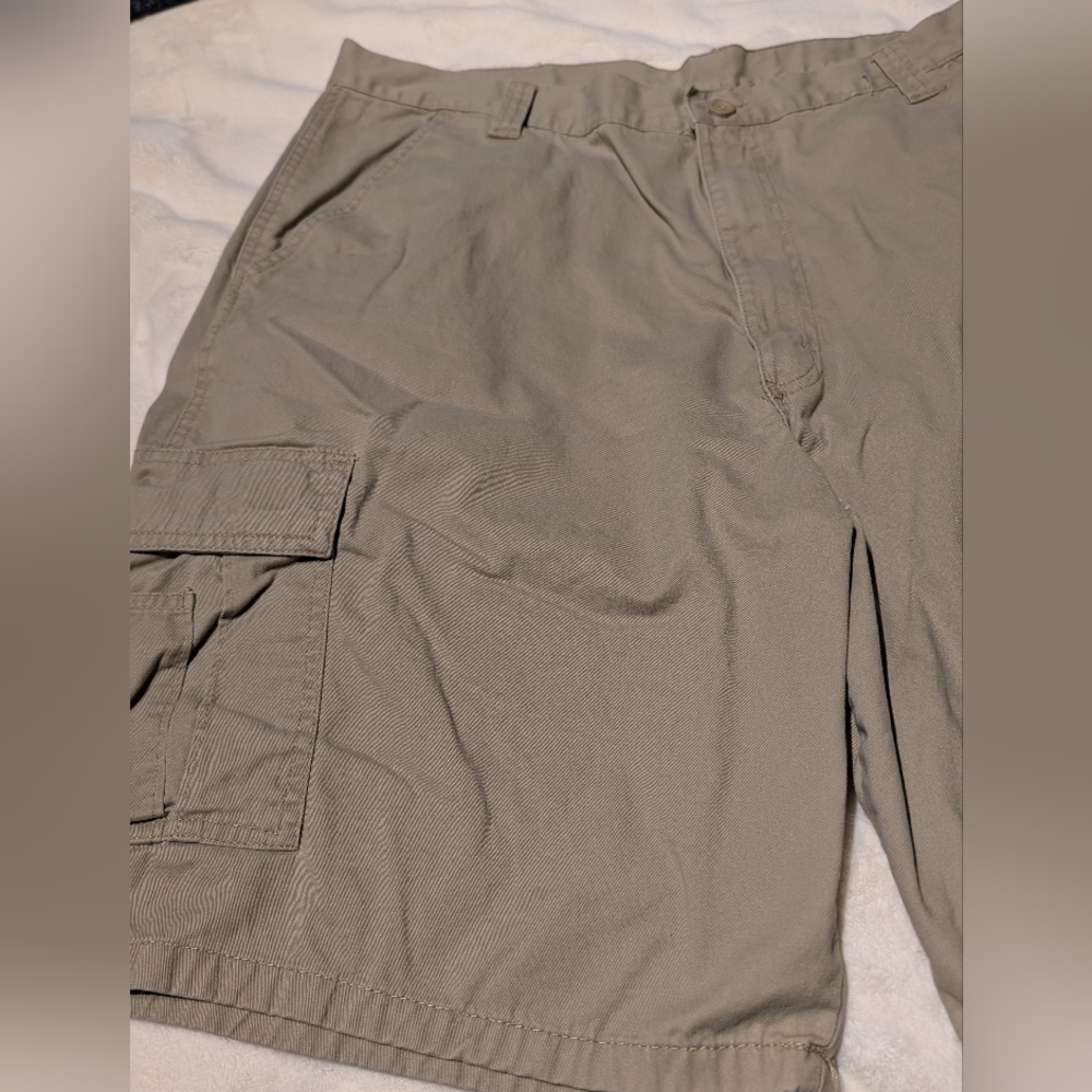 Men's Wrangler Tan Cargo Shorts. 42